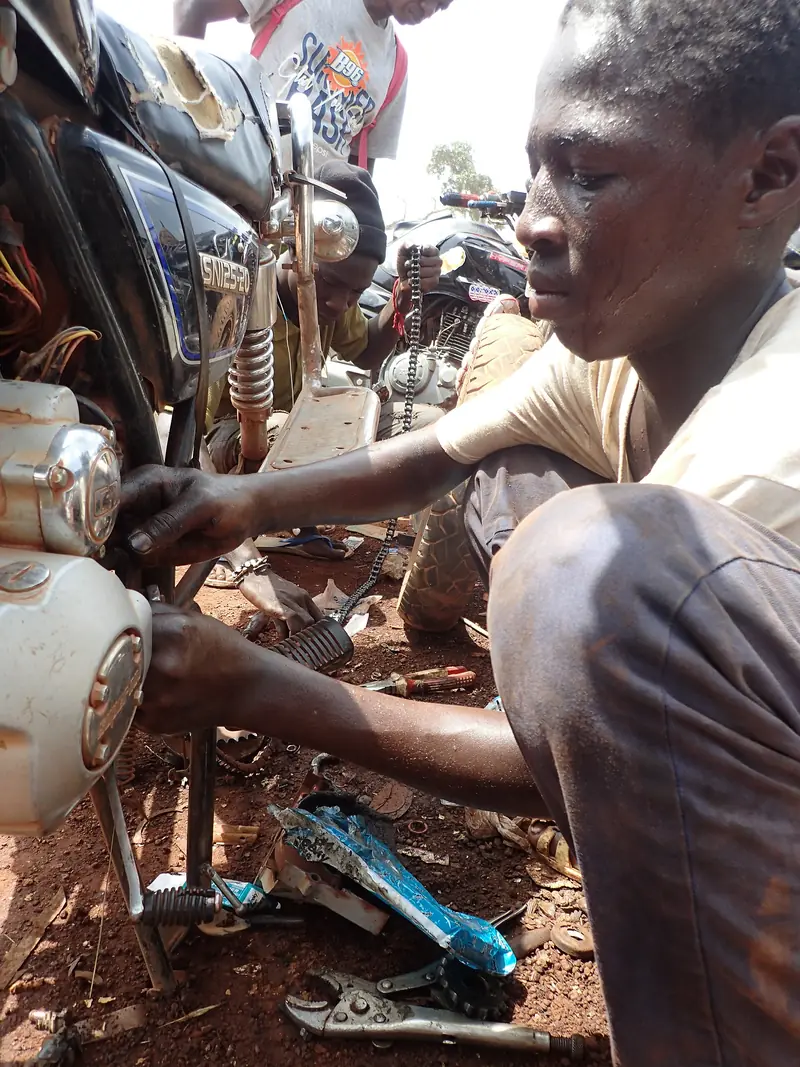 Mekanik memperbaiki mesin motor